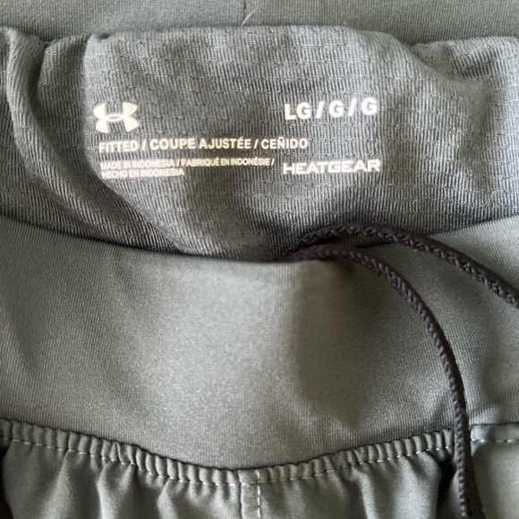 Men’s Under Armor Gym shorts Like New! Shorts have been washed but never worn. - Picture 6 of 6